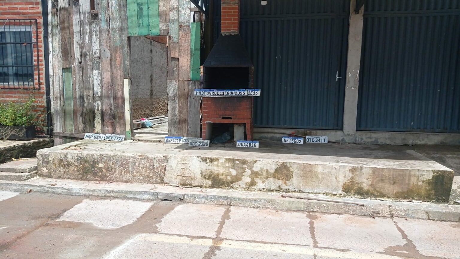 Motoristas perdem placas de carros em inundação na Orla de Marabá
