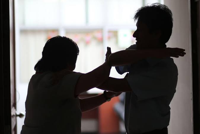 Filho dá soco e joga farinha na própria mãe em Marabá