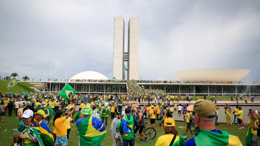 Bolsonaro diz ter “certeza” que esquerda planejou o “8 de Janeiro”