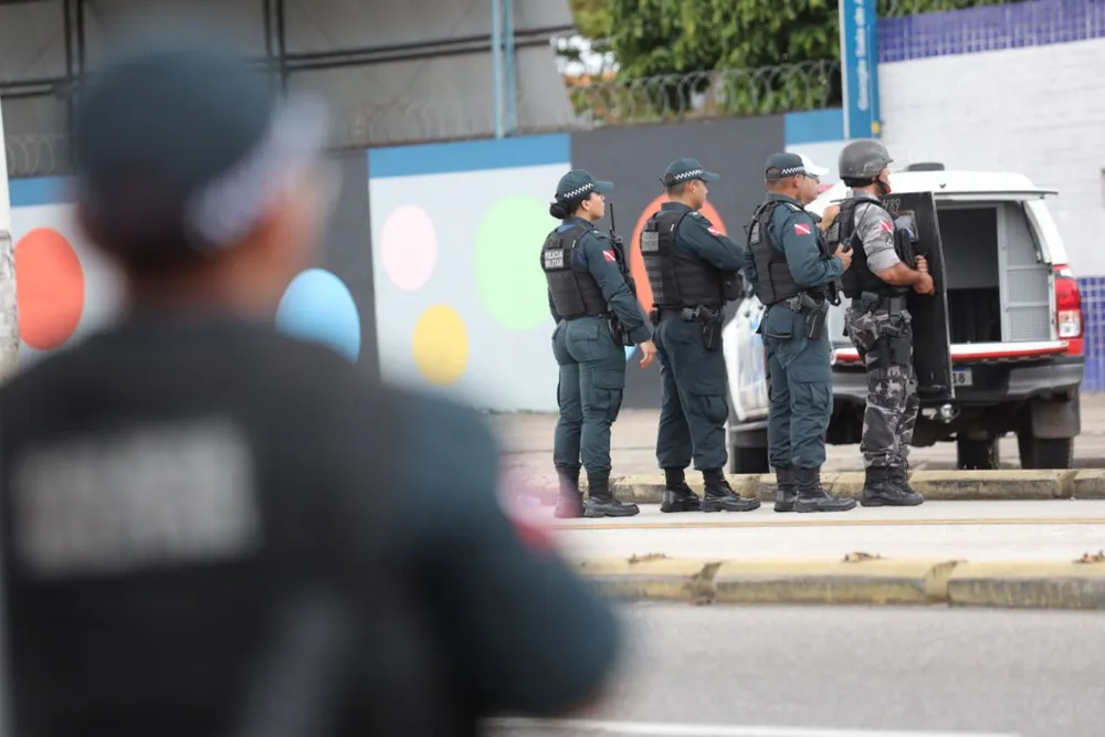 Homem que manteve família refém é ouvido pela polícia