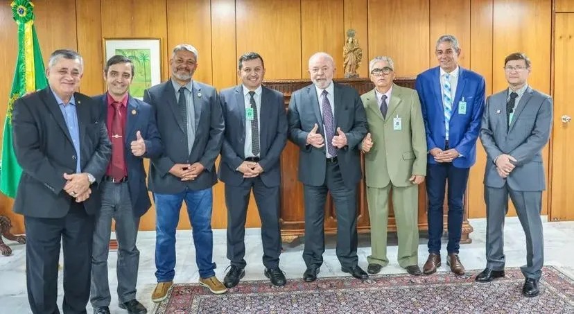 Lula recebe sargentos e sinaliza rever previdência das Forças Armadas
