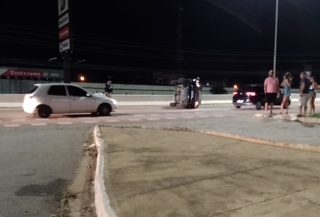 Colisão capota veículo em pista de mão única em Marabá