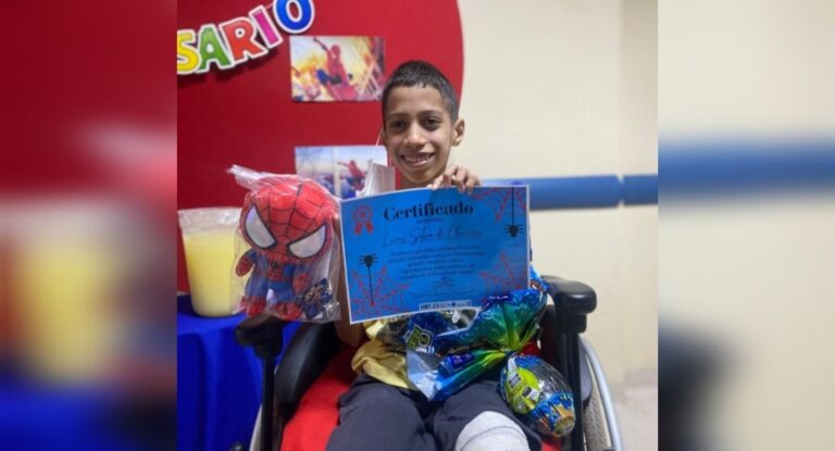 Adolescente picado por cobra recebe alta e ganha festa de aniversário
