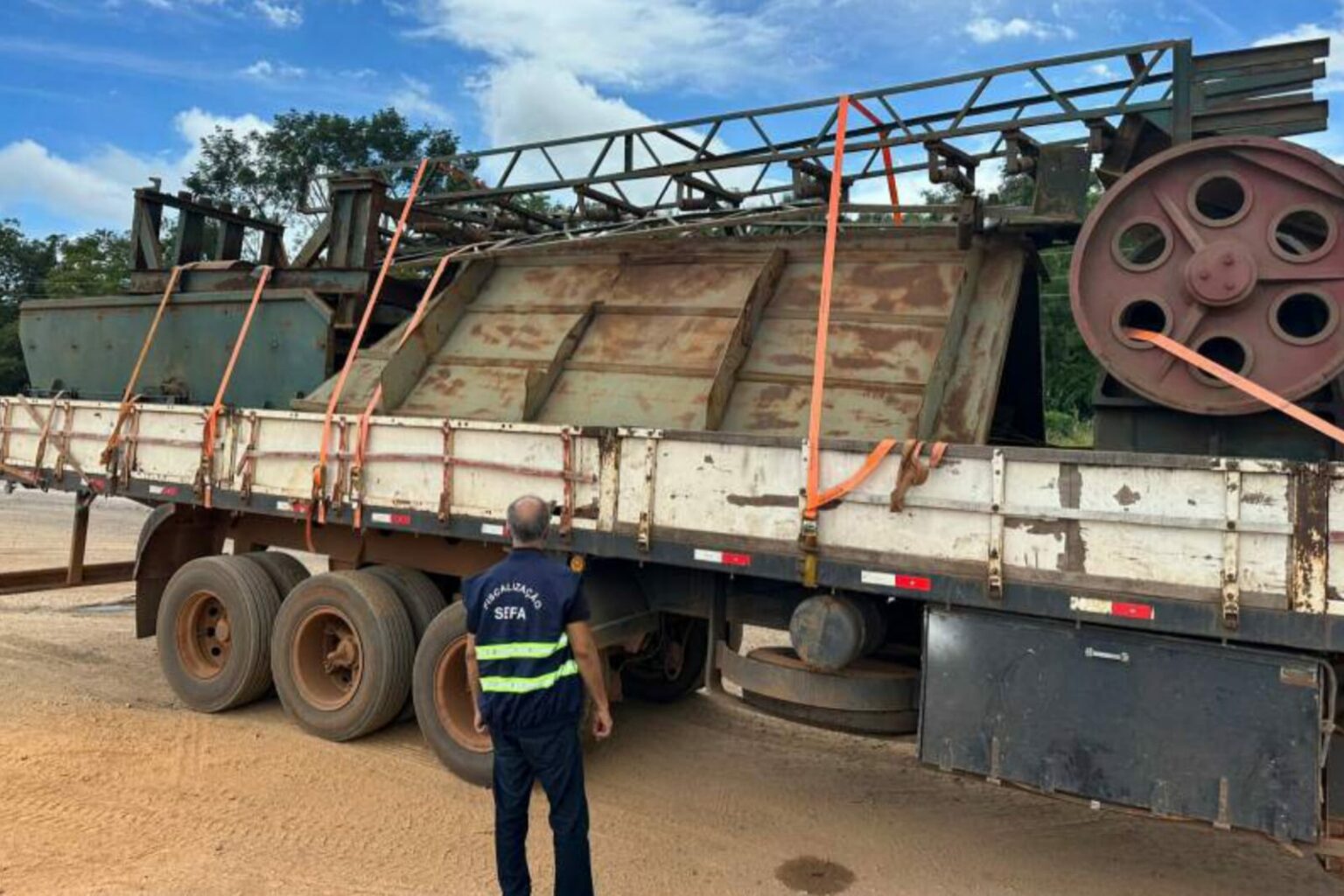 Sefa apreende máquina britadeira em São João do Araguaia