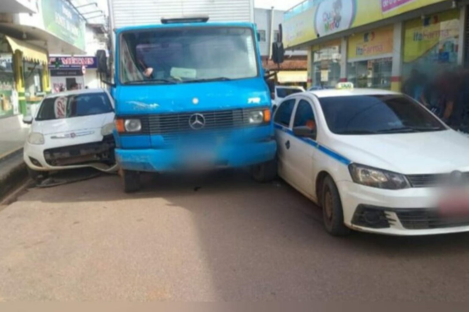 Caminhão colide na lateral de dois veículos no Pará
