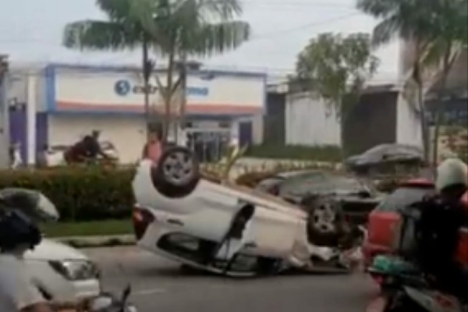 Carro capota em avenida no Pará