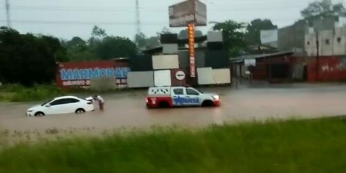 Carros arrastados e desabamento na BR-230: forte chuva provoca estragos em Marabá