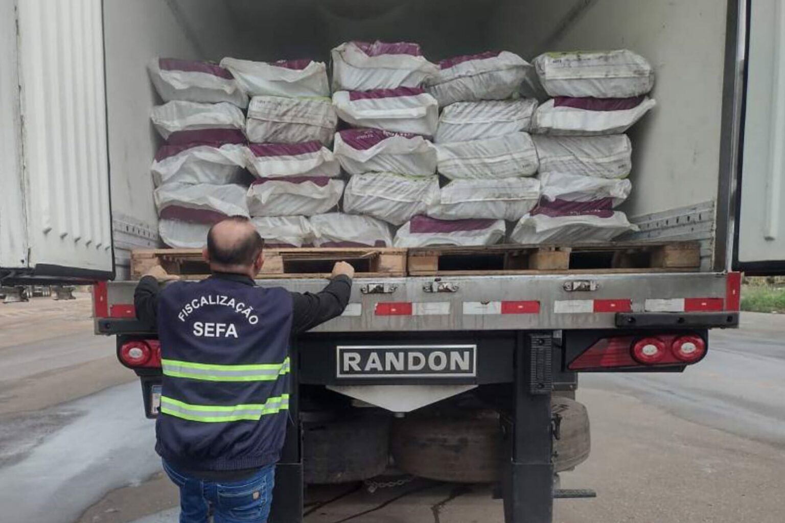 Sefa apreende 30 toneladas de gergelim e 4 toneladas de açaí em Dom Eliseu
