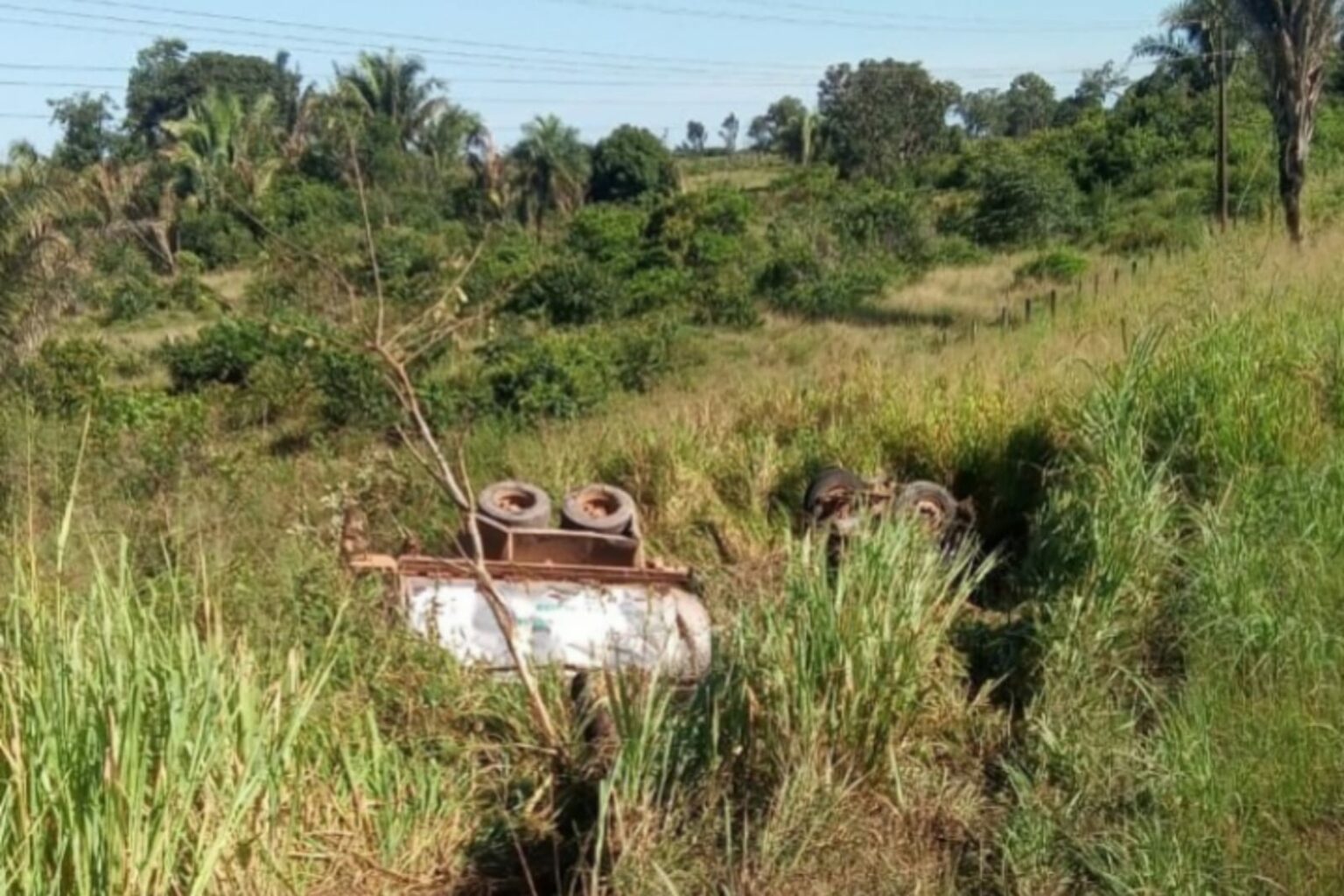 Caminhão tomba e motorista morre preso às ferragens na BR-155