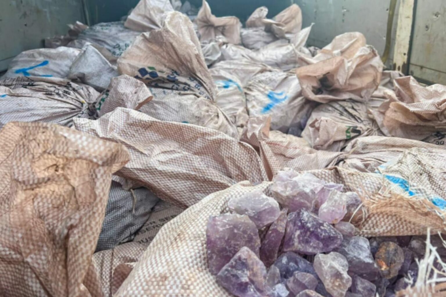 Sefa apreende cargas de ametista, castanha e motocicletas no Pará