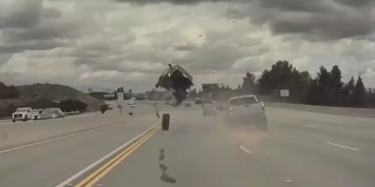 Carro é lançado ao ar após colidir com pneu solto de caminhonete; vídeo