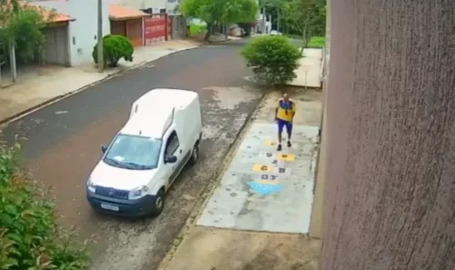 Câmera flagra carteiro pulando ‘amarelinha’ durante entrega de encomenda