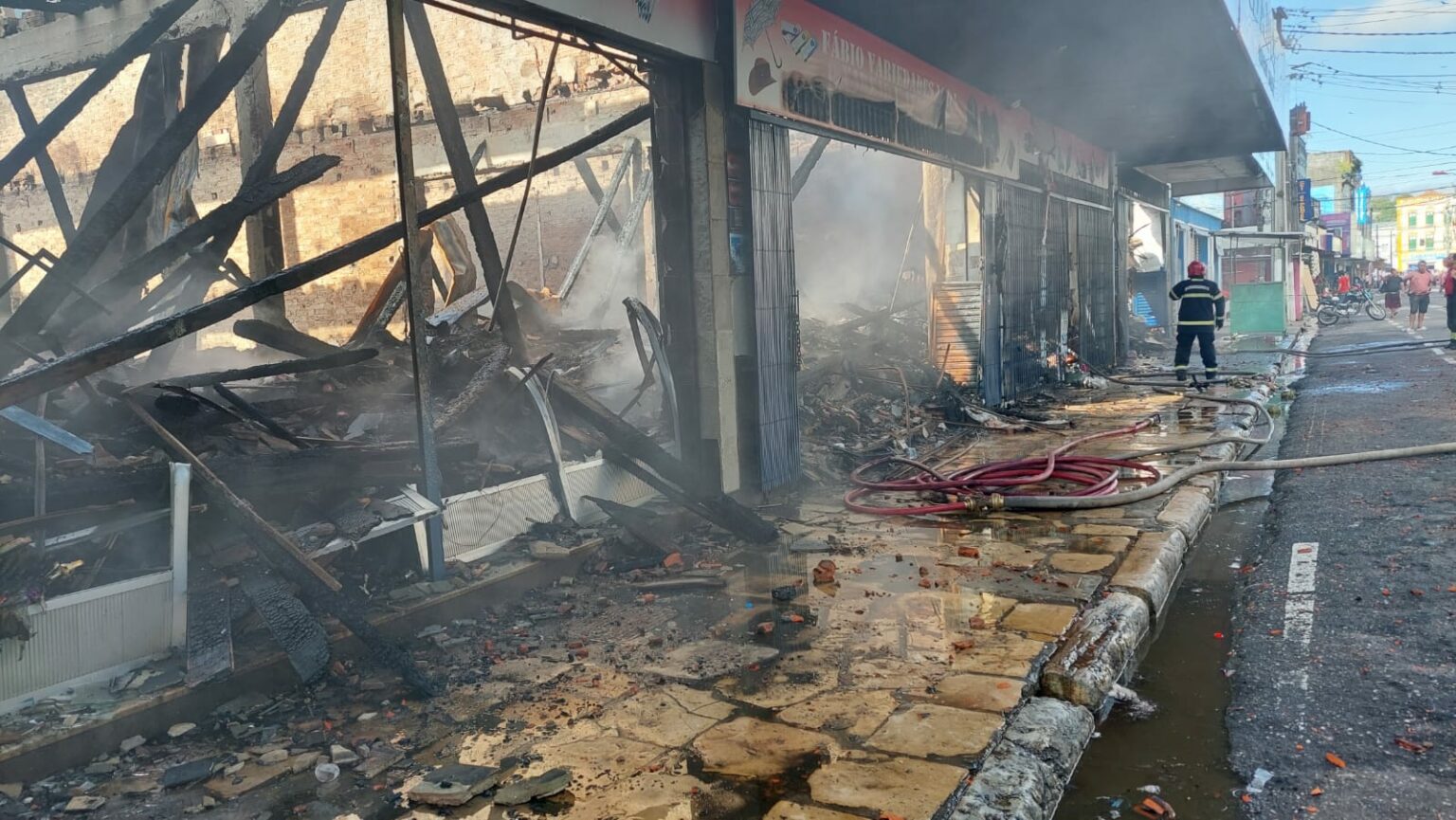 Incêndio atingiu quatro imóveis no Centro Comercial de Belém