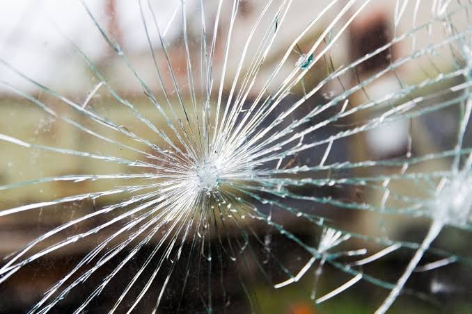 Bola quebra vidraça e gera pânico na Escola Acy Barros, em Marabá