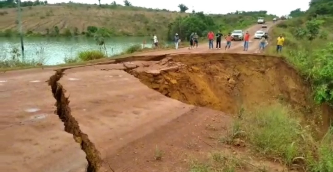 Cratera interdita a BR-230 no sudoeste do Pará