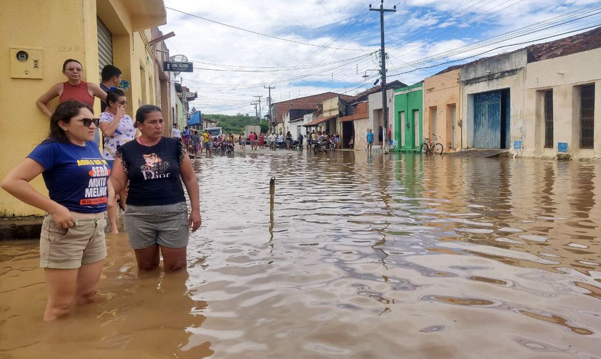 Rompimento de barragem provoca alagamento no Ceará