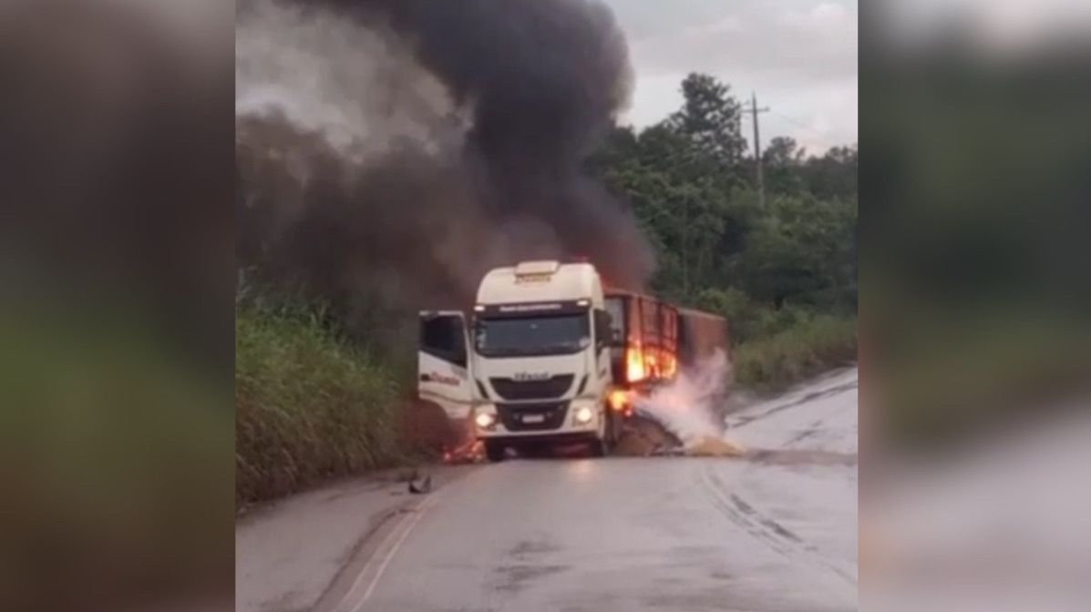 VÍDEO: Carreta bitrem é destruída por fogo entre Marabá e Nova Ipixuna