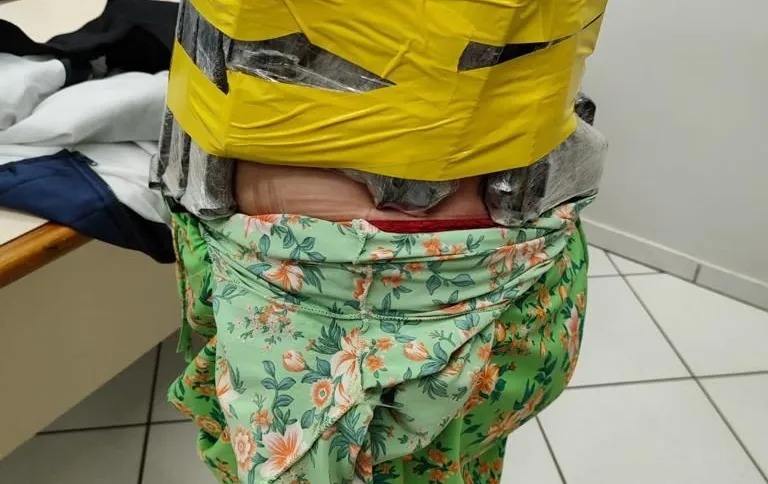 Mulher é presa com 8 pistolas coladas ao corpo na fronteira entre Brasil e Paraguai