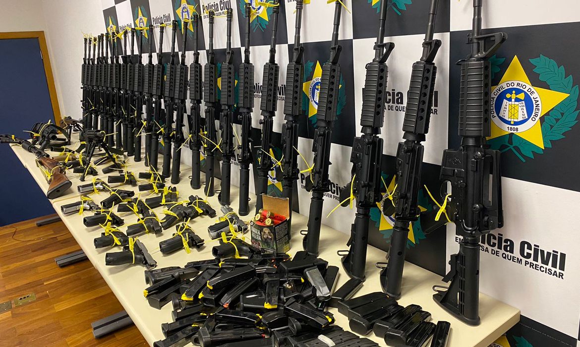 Polícia Militar apreende 205 fuzis do crime organizado no Rio de Janeiro