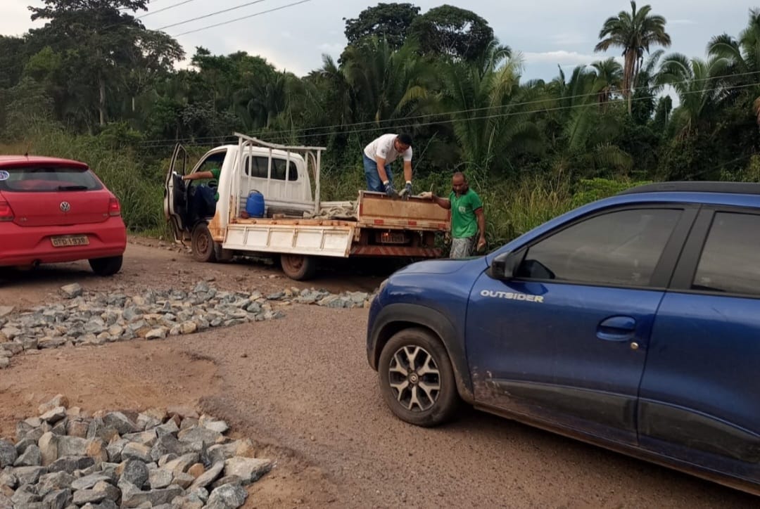 Taxistas lotação realizam “operação tapa buraco” na BR-155 na zona rural de Marabá