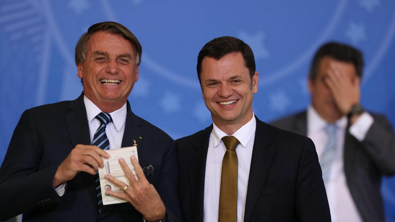 Decisão de Moraes de manter Anderson Torres preso apavora Bolsonaro