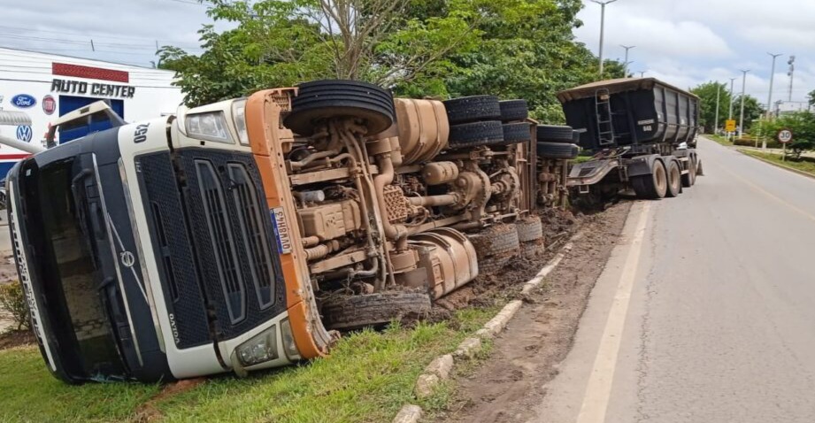 Motorista perde o controle da direção e tomba carreta no interior do Pará