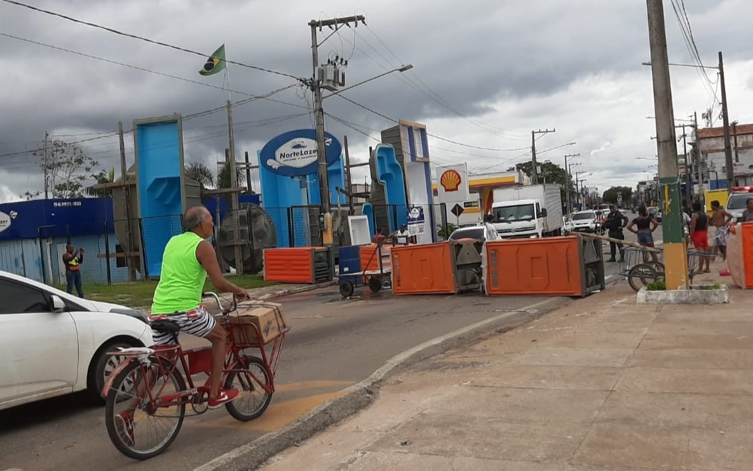 Desabrigados acusam Helder de não pagar benefício e interditam trânsito em Marabá
