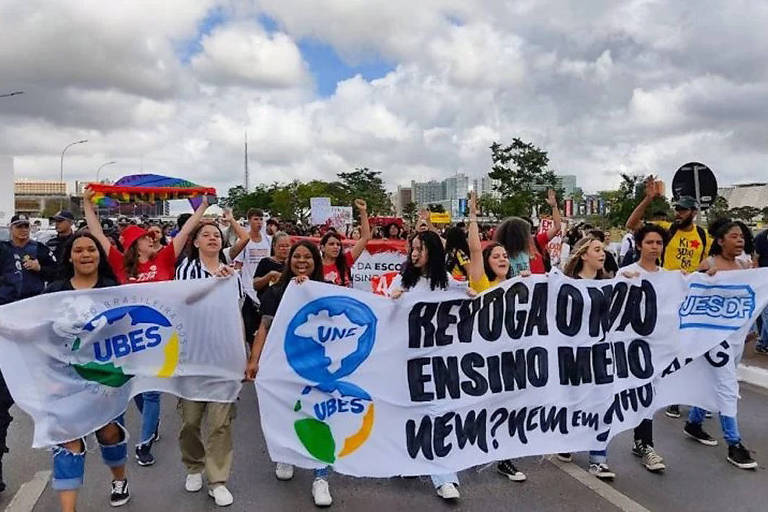 Ministério da Educação anuncia suspensão do novo ensino médio no Brasil