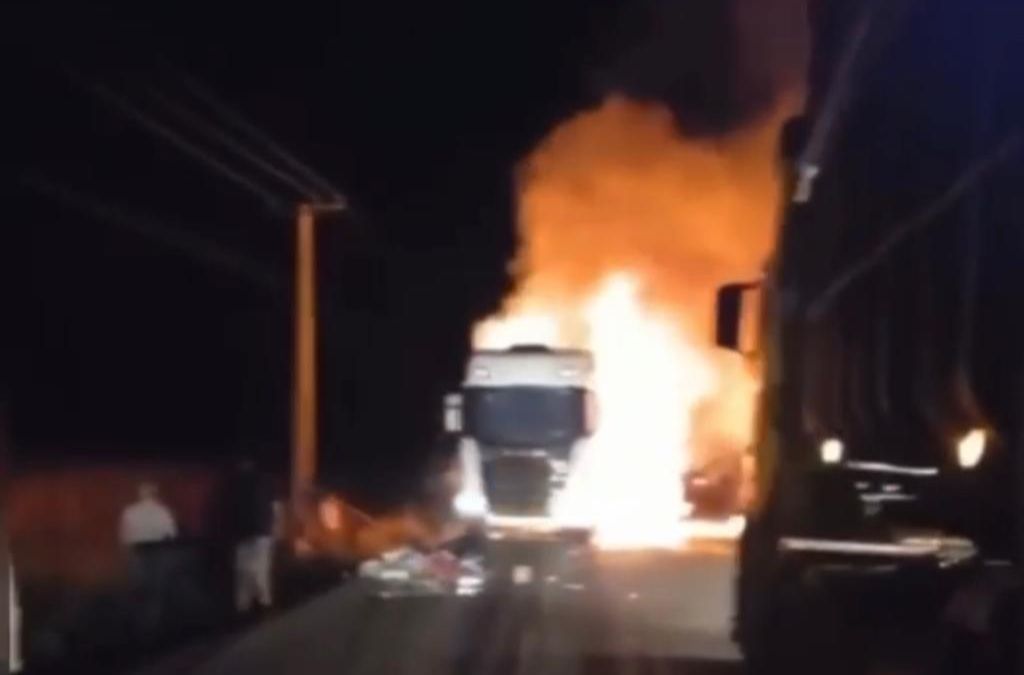 VÍDEO: Carreta carregada com cimento pega fogo na PA-150