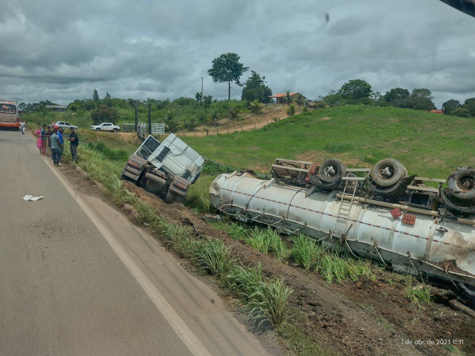 Carreta de combustível tomba na BR-155 em Marabá
