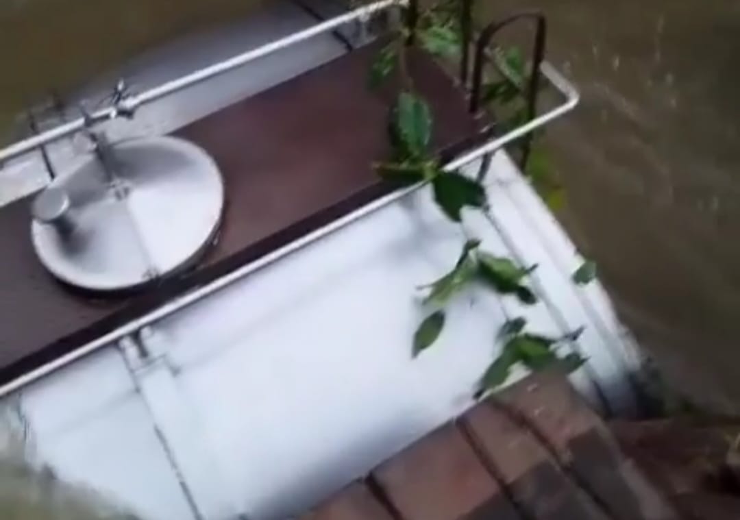 Caminhão “leiteiro” cai em ponte e deixa um desaparecido em Jacundá