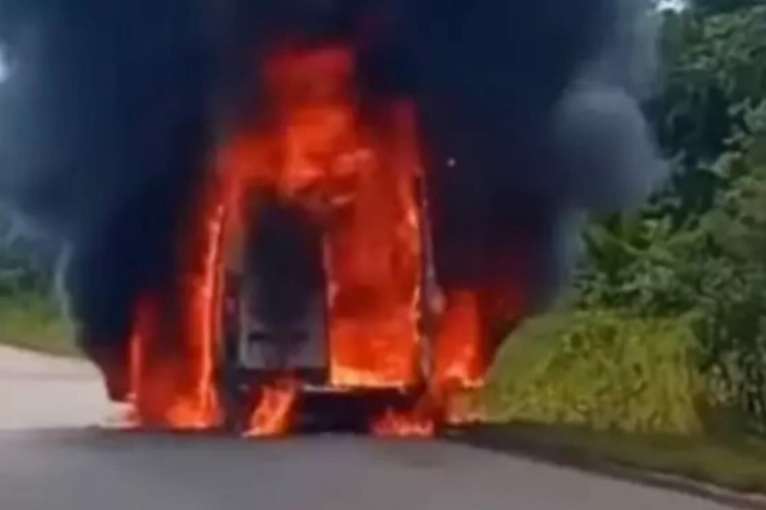 Ambulância pega fogo com paciente dentro na PA-151