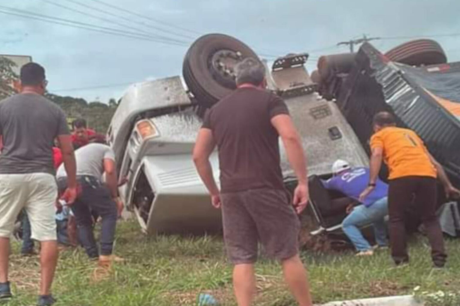 Motorista perde controle da direção e capota caminhão em Tucuruí