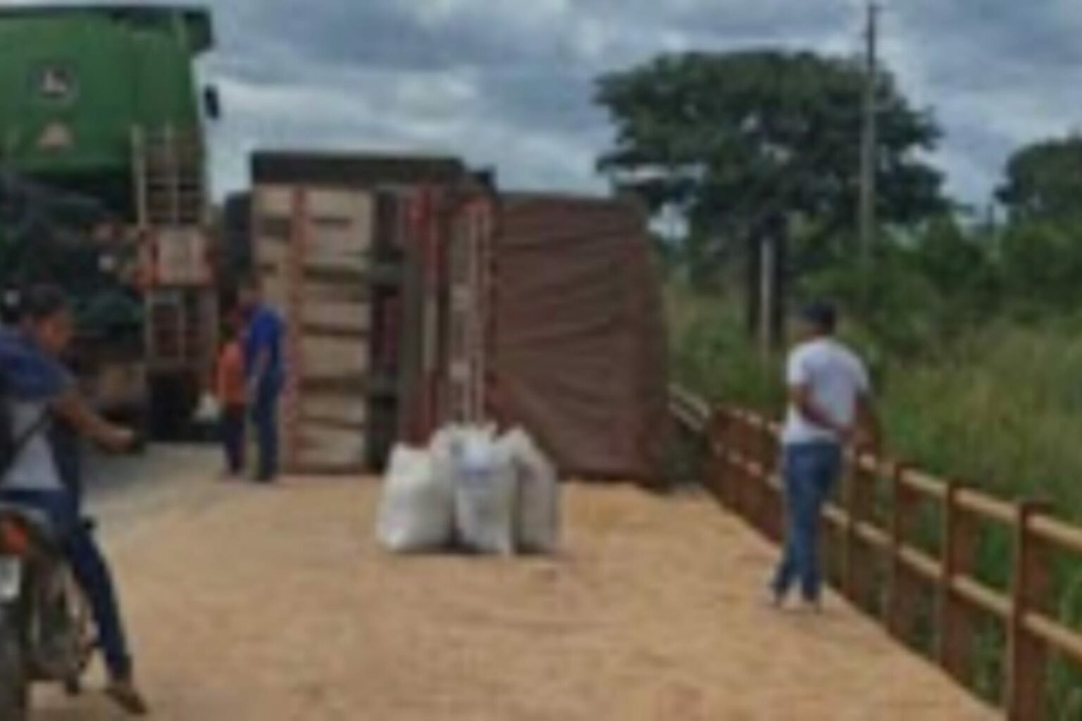 Compartimento de carreta bitrem tomba na BR-155