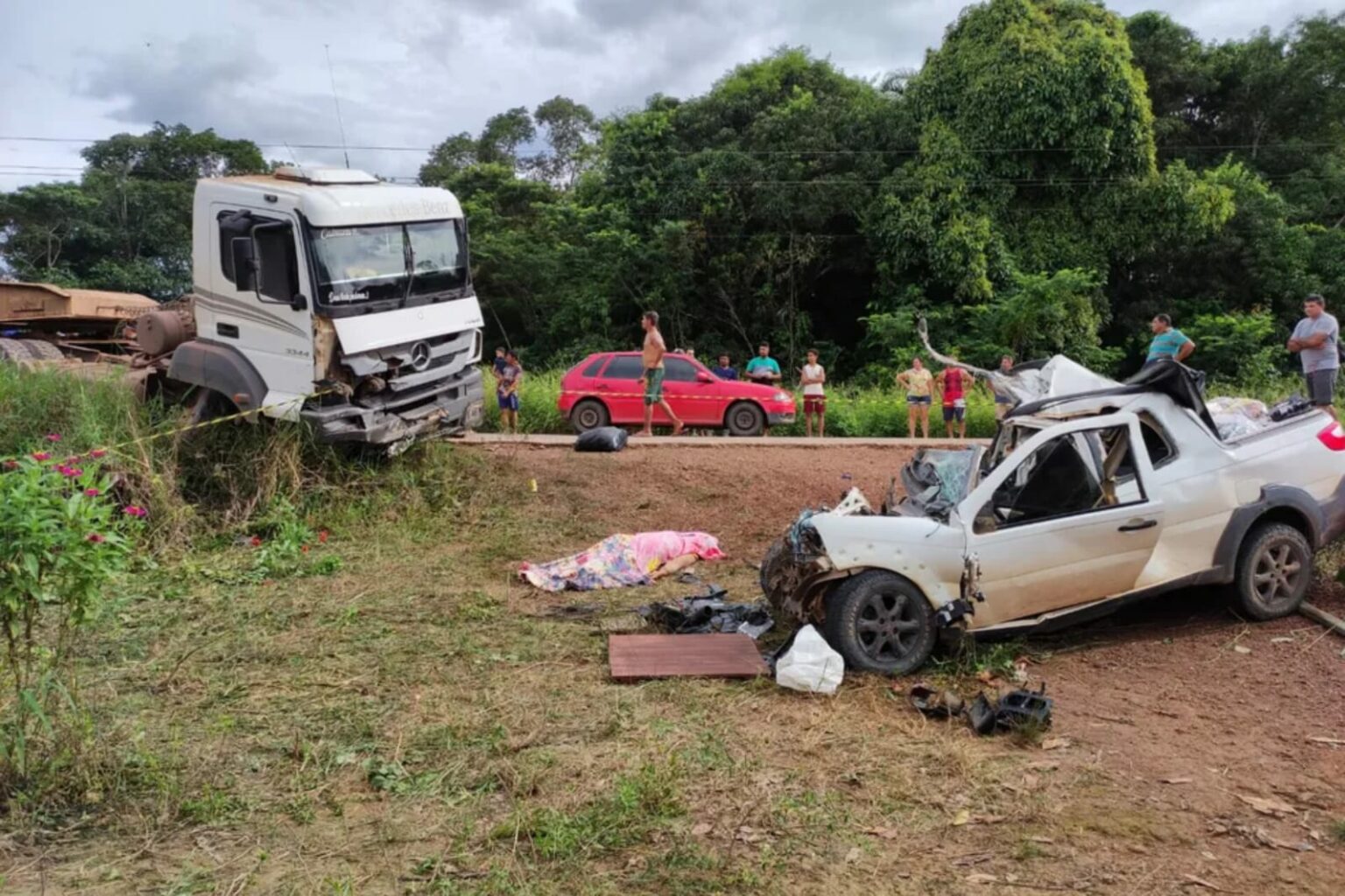 Colisão entre carro e carreta deixa uma pessoa morta e quatro feridas na PA-370