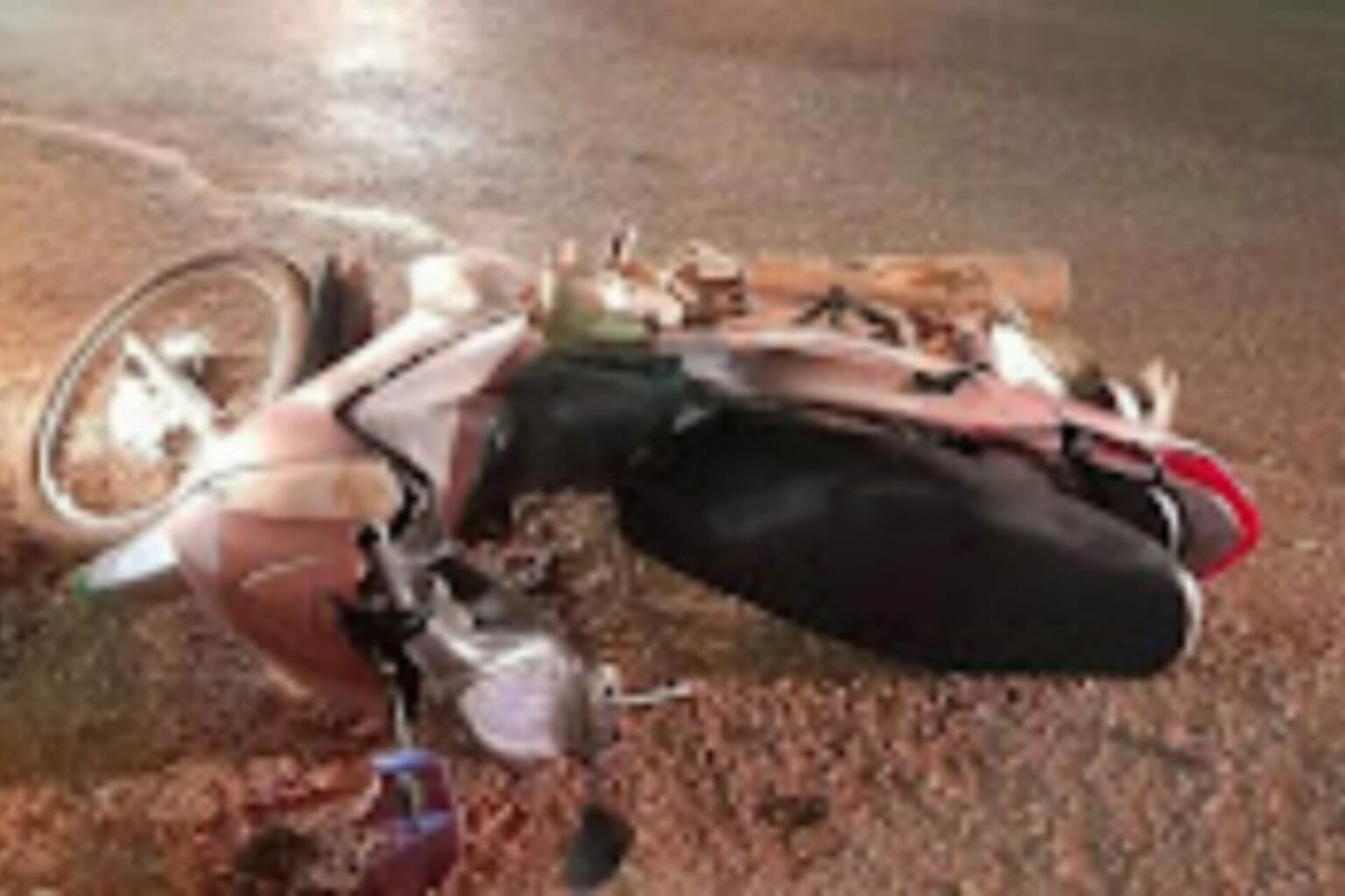 Motociclista fica ferido após colidir com caminhão de lixo na BR-155
