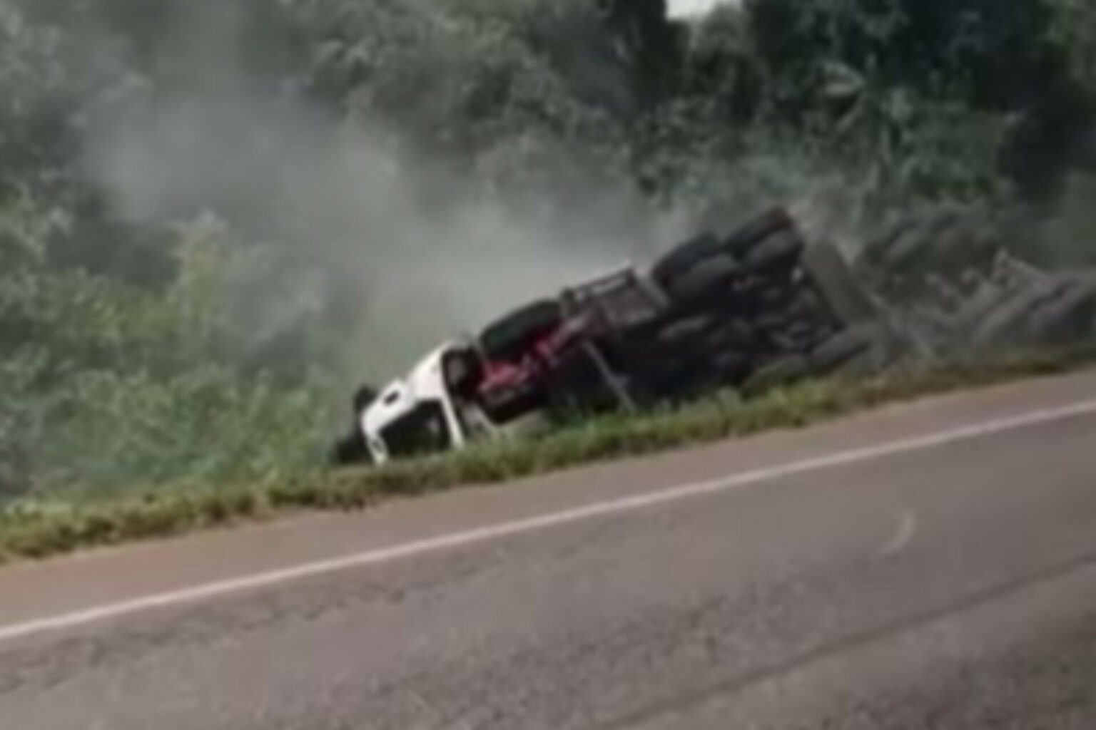 Carreta bitrem tomba e quase cai em igarapé em Santa Maria do Pará