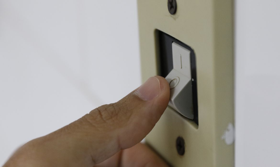 Conta de luz segue sem cobrança extra em maio, informa Aneel