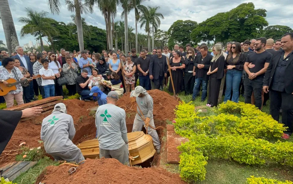 Mãe do cantor Leonardo, Dona Carmem morre em Goiânia