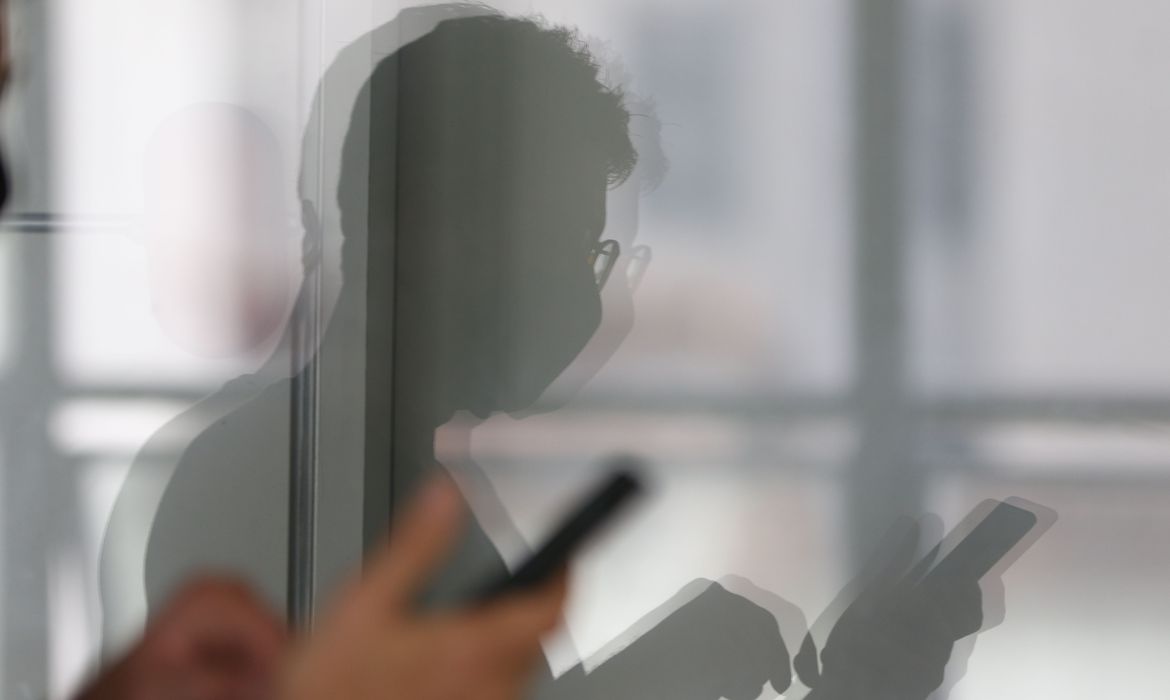 Aplicativo para domésticas pode ser acessado por celular ou computador