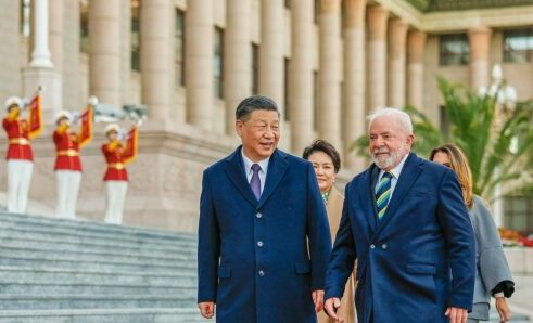 Presidente Lula firma parcerias comerciais e discute geopolítica em visita à China