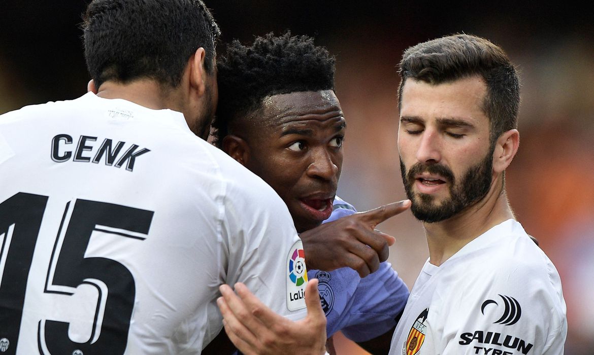 Vinícius Júnior pede punições a responsáveis por agressões racistas