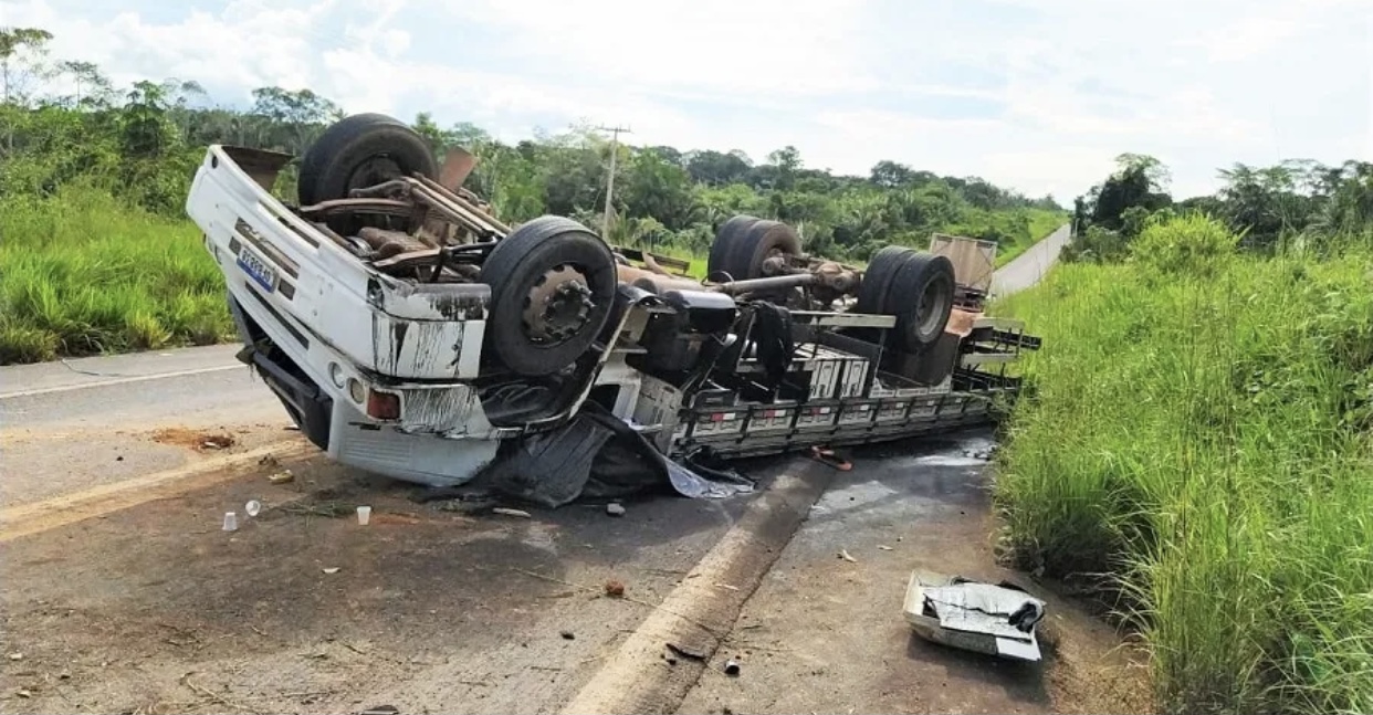 Caminhão tomba na BR-230 e vítimas ficam presas às ferragens