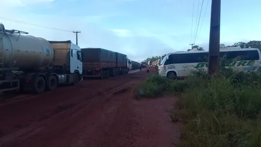 Caminhões ficam parados em engarrafamento quilométrico na Transamazônica