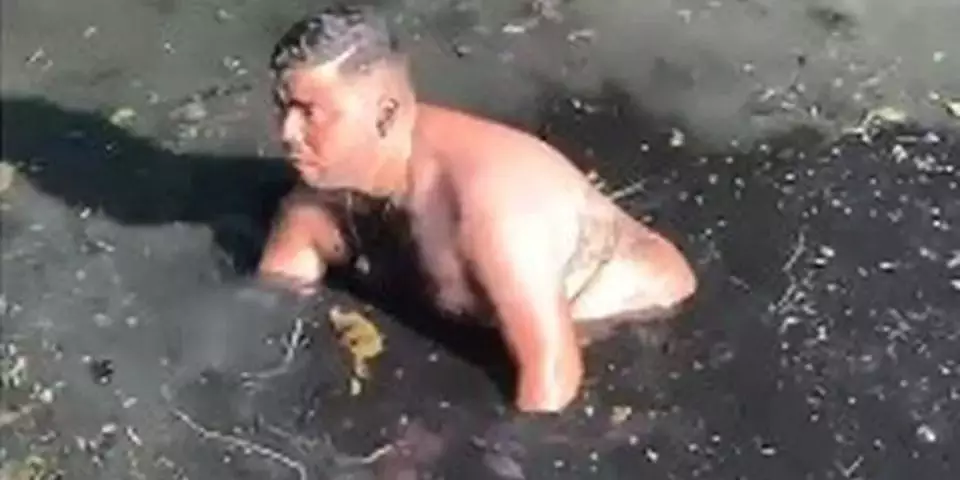 Homem mergulha em rio de fezes para procurar iPhone de R$ 7 mil