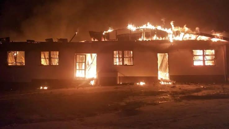 Incêndio em escola deixa pelo menos 20 crianças mortas