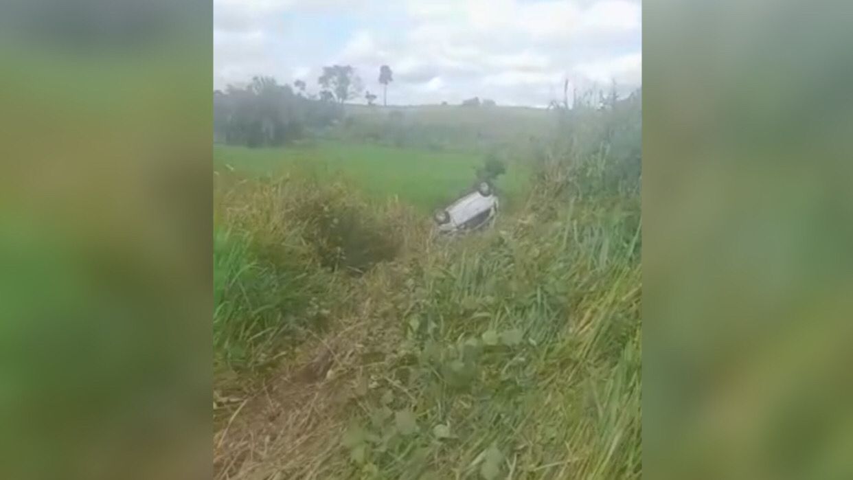 VÍDEO: Carro sai da pista e capota em abismo na BR-155, próximo a Marabá