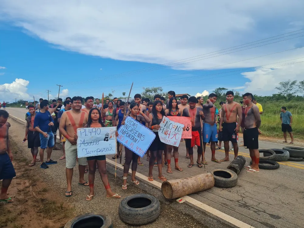 Indígenas protestam contra marco temporal na BR-222