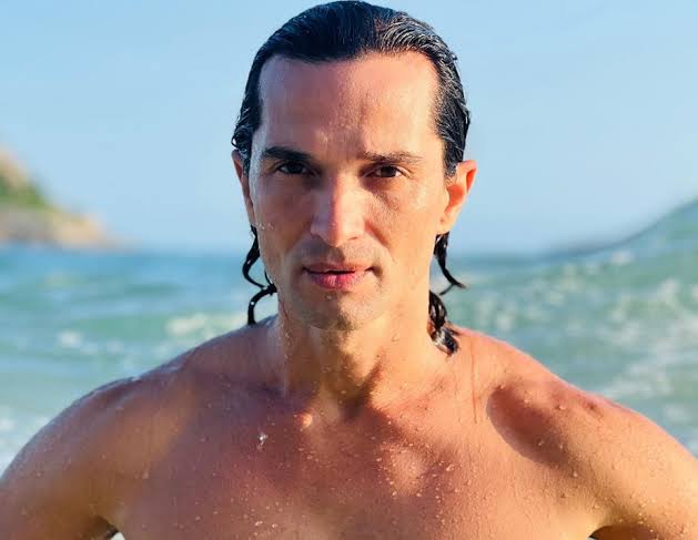 Polícia encontra corpo de ator desaparecido concretado dentro de baú