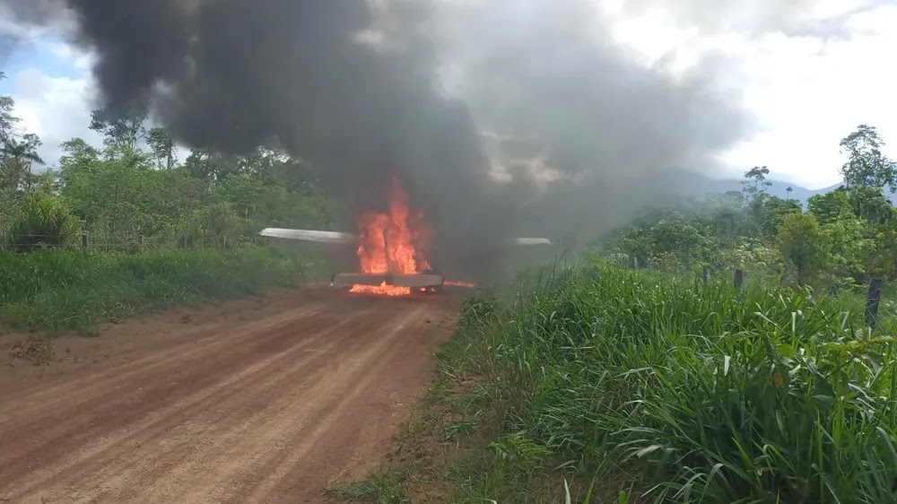Ibama e PRF destroem avião, caminhonete e suprimentos de garimpos ilegais na TI Yanomami